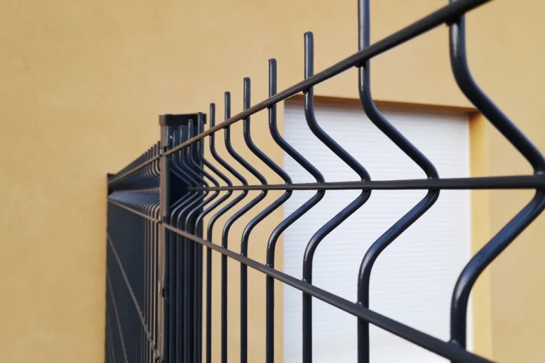 Antracit színű 3D táblás kerítés közelképe modern homlokzat előtt