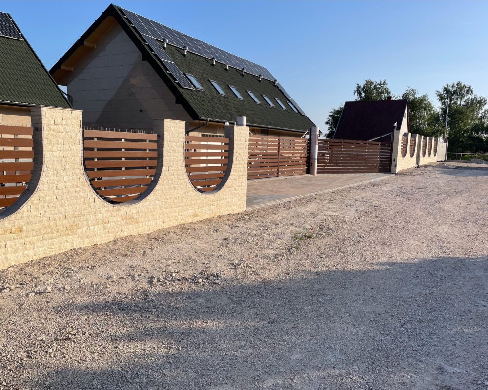 Faerezetes tölgy színű alumínium kerítés utcafronti kialakítással, Kerítésprofil rendszerben