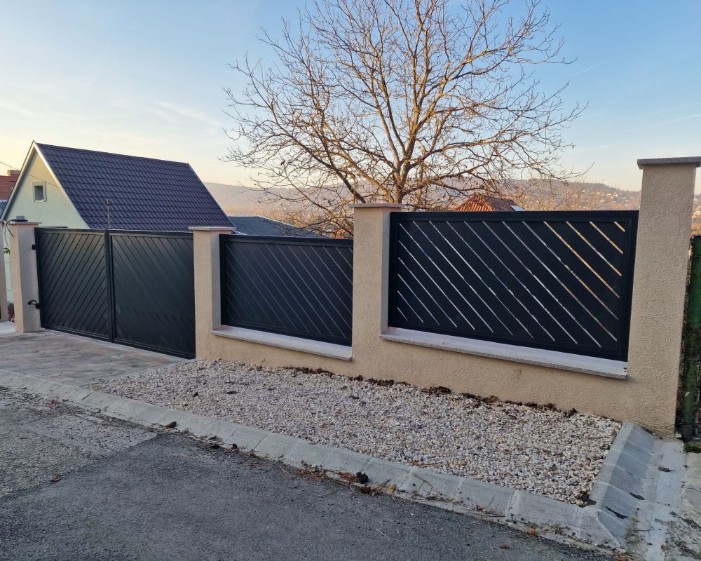 Standard alumínium kerítés antracit kivitelben, halszálka mintázattal, lejtős terepen