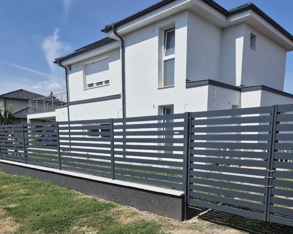 Standard antracit alumínium kerítés modern családi ház előtt, vízszintes kiosztású lécekkel, letisztult utcafronti megjelenéssel